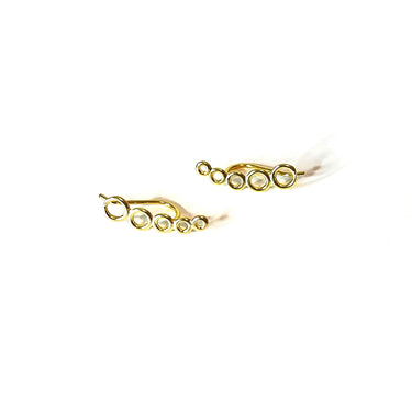 Pendientes trepadores con figura de círculos de plata de ley con baño de oro. Son divinos para combinar con tu look diario.